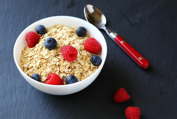 Cereal with sweet raspberries and blueberries — Stock Photo, Image