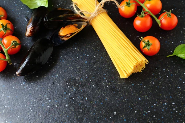 Spaghetti med musslor och tomater — Stockfoto