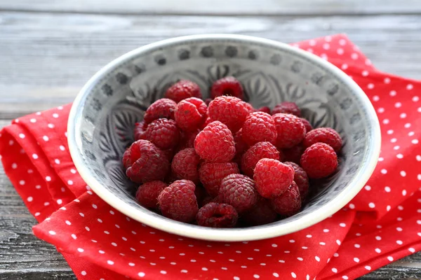 Framboises dans un bol sur une serviette — Photo