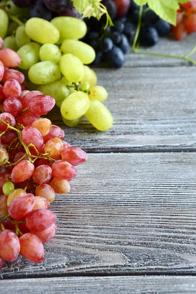 Sweet grapes on wooden boards — Stock Photo, Image