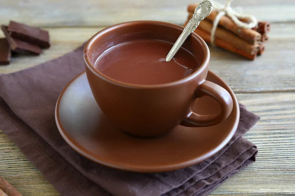 Delicioso chocolate en taza marrón —  Fotos de Stock