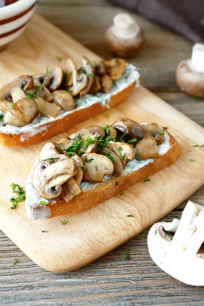 Bruschetta com cogumelos e maionese — Fotografia de Stock