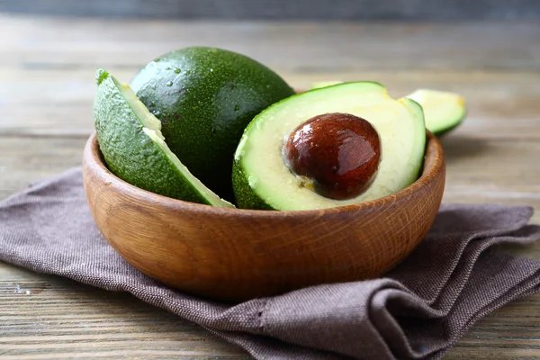 Verse avocado in een kom — Stockfoto