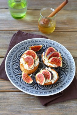 Bruschetta peynir, incir ve ballı