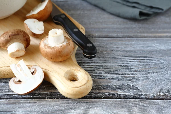 Raw mushrooms on a cutting board — Stock Photo, Image