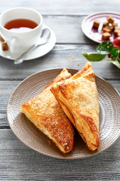 Apple  turnovers with black tea — Stock Photo, Image