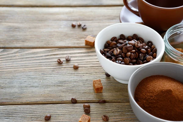 Grains de café aromatiques dans un bol — Photo