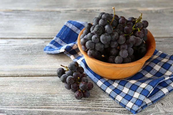 Delicious grapes in a wooden bowl — Stock Photo, Image