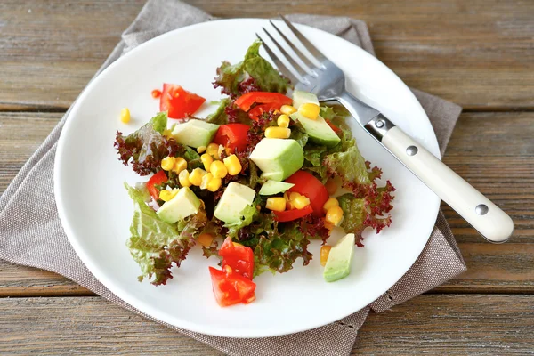 Nutritious salad with avocado, tomatoes and corn — Stock Photo, Image