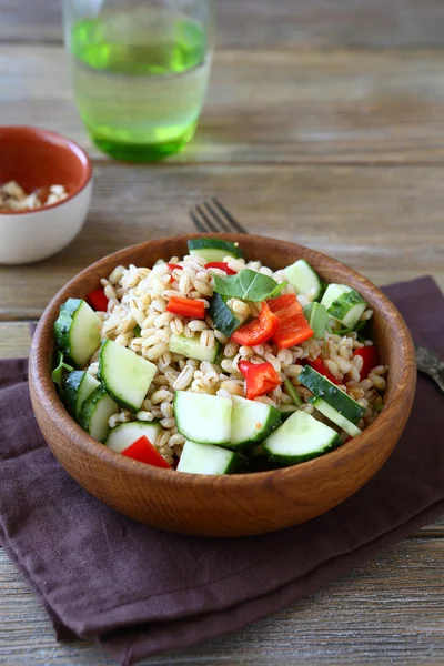 Salada de cevada de pérola saborosa com legumes frescos em uma tigela — Fotografia de Stock