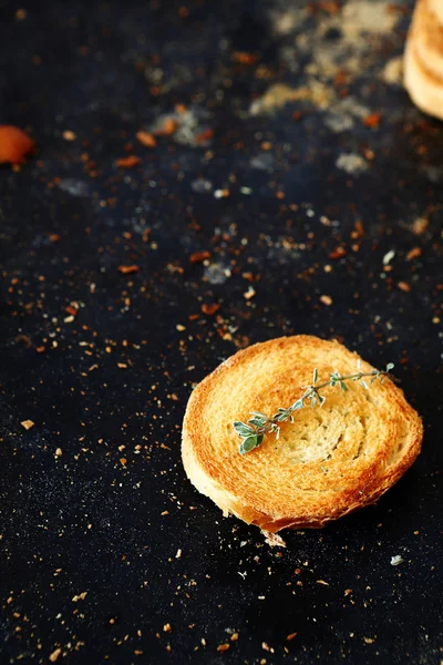 Tostadas pequeñas sobre pizarra negra —  Fotos de Stock