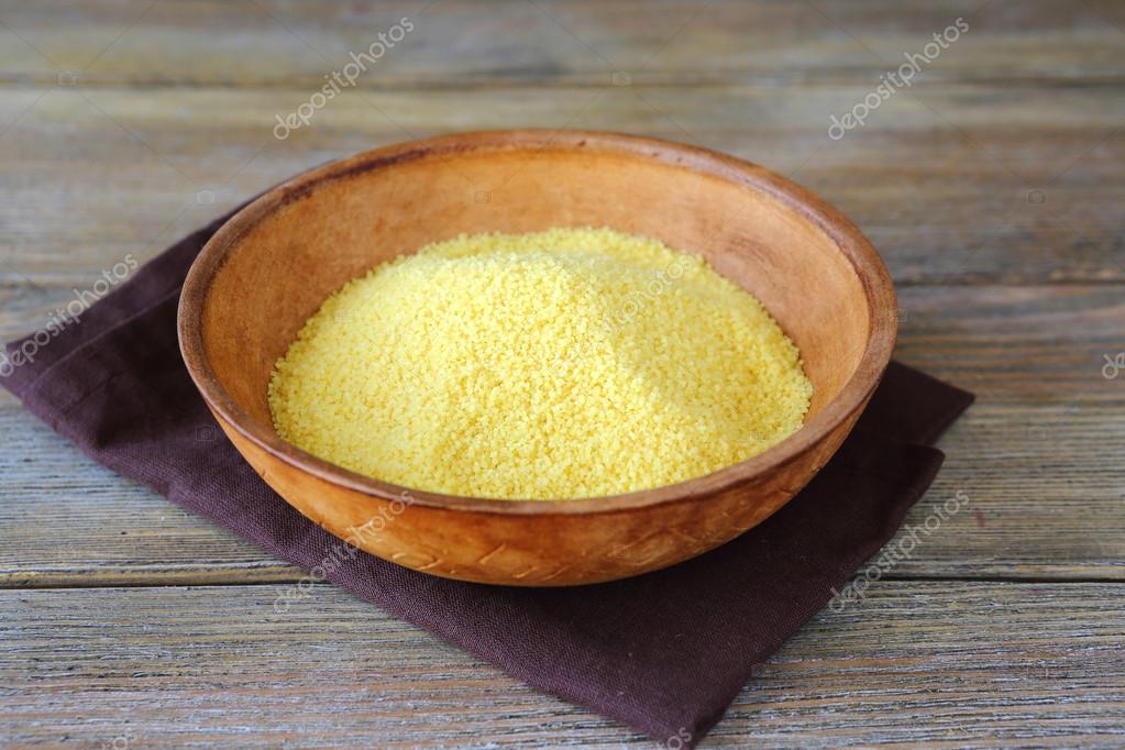 Couscous árabe crudo en un tazón de barro 2023