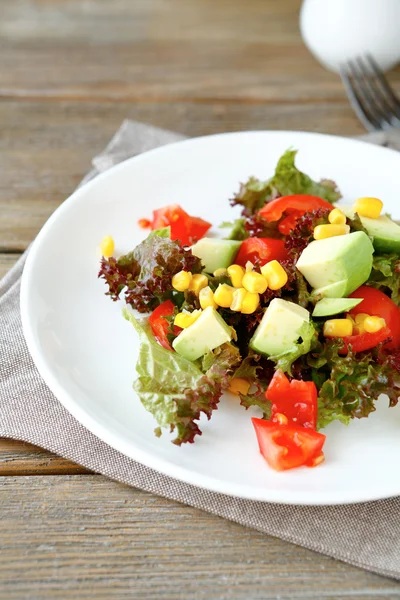 Sommersalat mit Avocado, Tomaten und Mais auf weißem Teller — Stockfoto