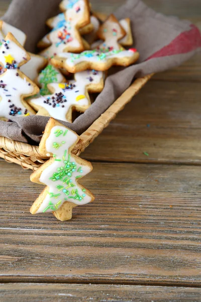 Рождественское печенье с цветной глазурью в корзине — стоковое фото
