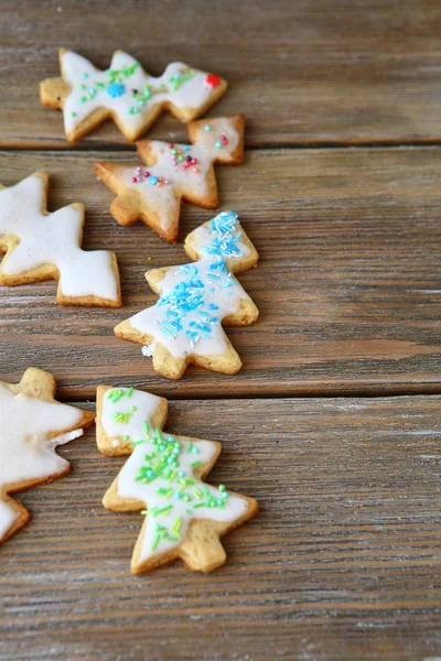 Vakantie kerstkoekjes op de planken — Stockfoto