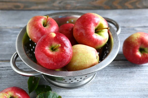 Reife Äpfel im Sieb — Stockfoto