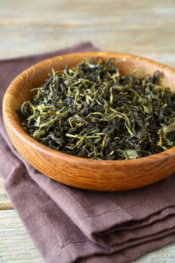 Çay yaprakları bir ahşap kase