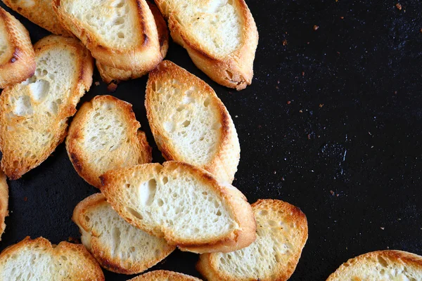 Ugnsbakad baguette skivor på en bakplåt — Stockfoto