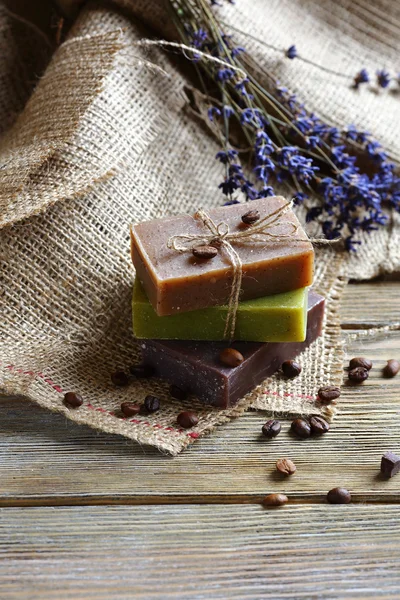 Natuurlijke zeep op servet met een lavendel — Stockfoto