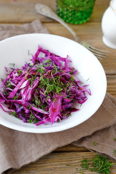 Vegetarischer Krautsalat auf einer Schüssel — Stockfoto