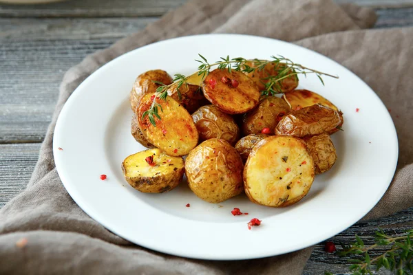 Bakad potatis på en tallrik — Stockfoto