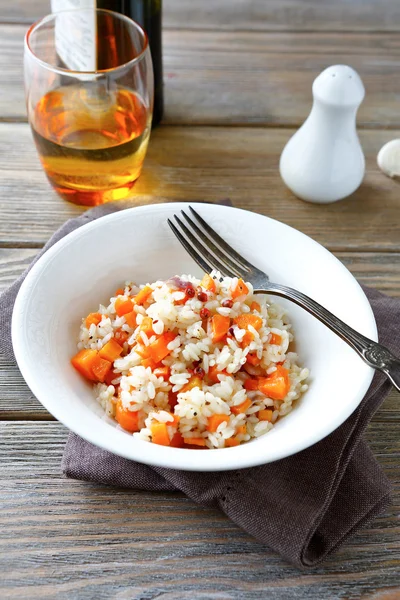 Arroz cozido no vapor com cenouras e especiarias — Fotografia de Stock