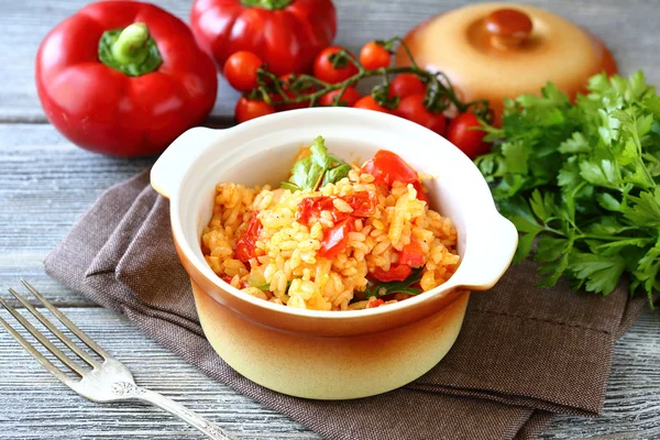 Arroz com verduras em um pote — Fotografia de Stock