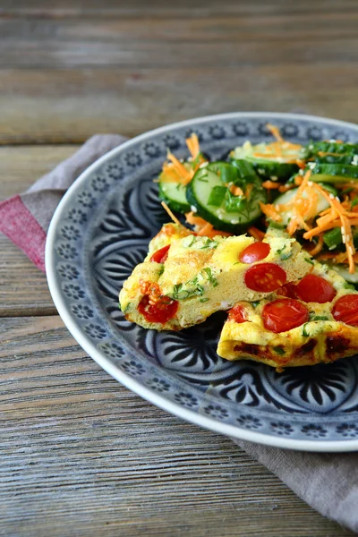 Tasty fritatta with cucumbers and carrots — Stock Photo, Image