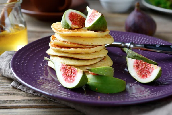 Stapel Pfannkuchen mit Feigen und Honig — Stockfoto