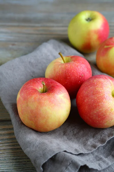 Äpfel auf einer Serviette — Stockfoto