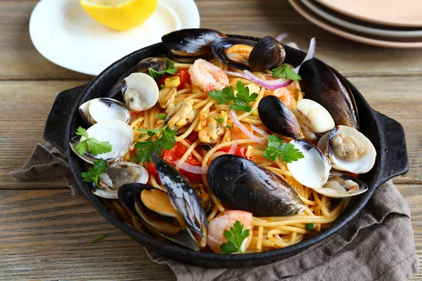 Pasta met schaal-en schelpdieren in een pan — Stockfoto