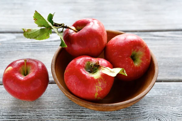 Äpfel in einer Schüssel — Stockfoto