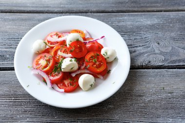 Sebze salatası peynir dilimleri ile