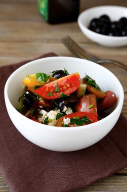 domatesli salata, zeytin ve peynir