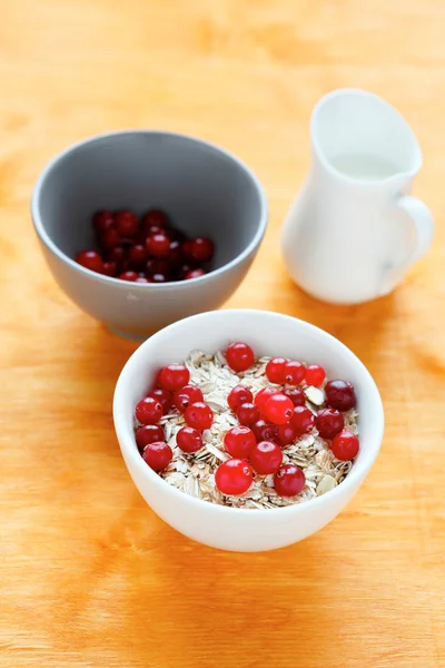 Oatmeal with berries in a bowl — Stock Photo, Image