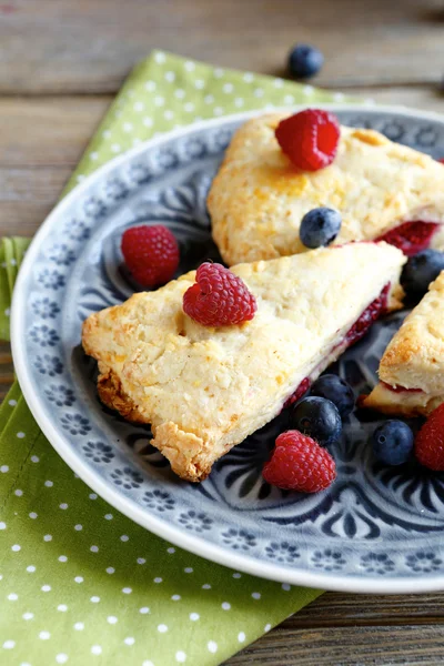 Scones with raspberry and blueberries — Stock Photo, Image