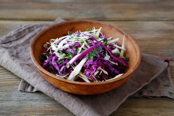 Verse salade met gehakte kool — Stockfoto