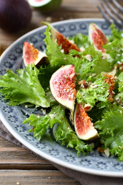 Ny läcker sallad med fikon och sallad på ett fat — Stockfoto