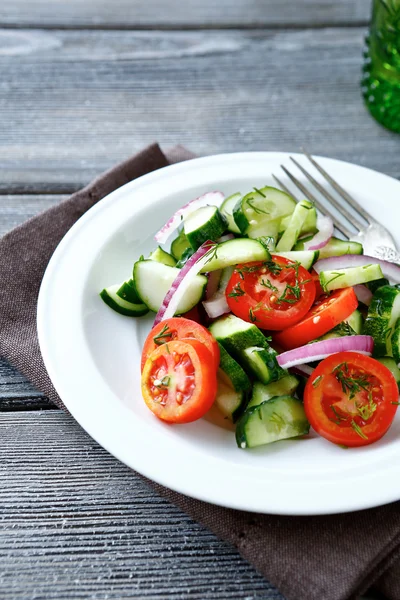 Salada fresca com pepino e tomate cereja — Fotografia de Stock