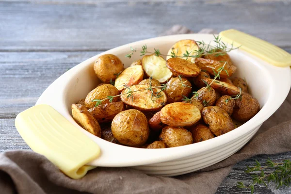 Potatoes in the baking dish — Stock Photo, Image