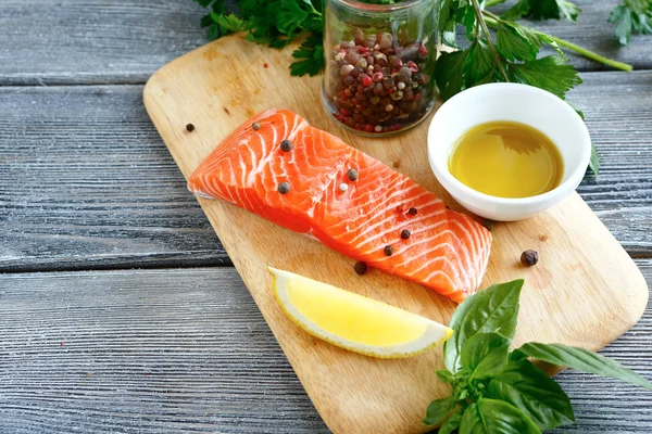 Pesce fresco crudo su tavola di legno — Foto Stock