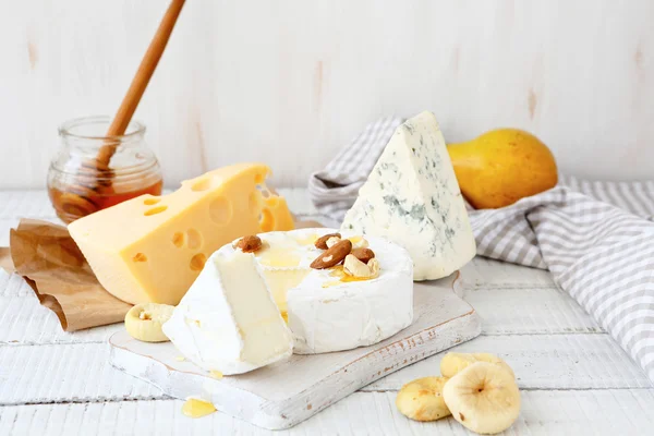 Different cheeses on a cutting board — Stock Photo, Image