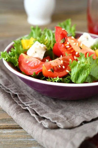 Salada fresca deliciosa com legumes — Fotografia de Stock