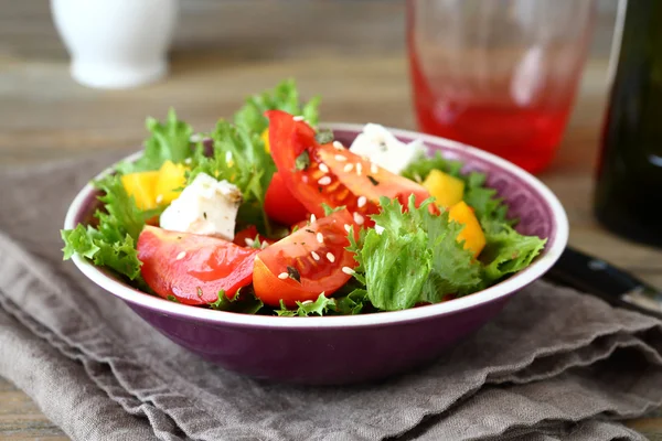 Insalata fresca e gustosa con verdure e feta — Foto Stock