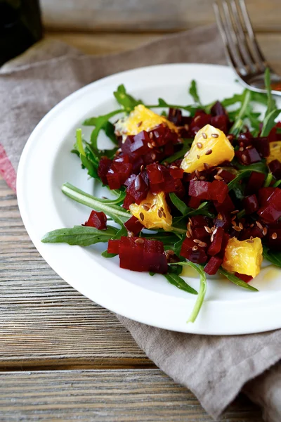 Salat mit Rüben und Orange auf einem Teller — Stockfoto