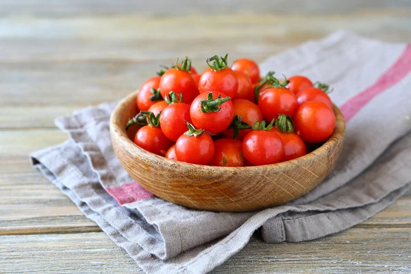 Tomates cereja deliciosos em uma tigela — Fotografia de Stock