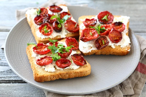 Bruschetta com tomates secos ao sol e queijo — Fotografia de Stock