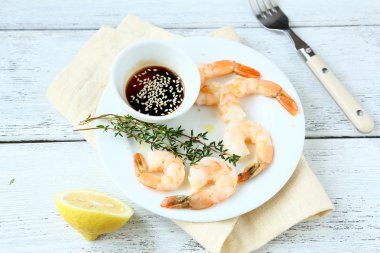 Kaplan karides beyaz bir plaka üzerinde