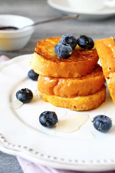 Toast français aux bleuets sur une assiette blanche — Photo