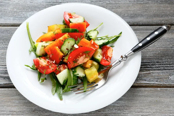 Verse zelfgemaakte salade op een plaat — Stockfoto